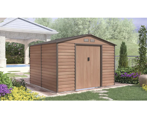 Kovový záhradný domček so vzhľadom dreva, sedlovou strechou a dvojkrídlovými dverami na drevenej terase v záhrade.