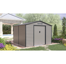 Kovový záhradný domček so sedlovou strechou a dvojkrídlovými dverami na drevenej terase v záhrade s altánkom a rastlinami.