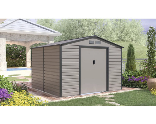 Kovový záhradný domček so sedlovou strechou a dvojkrídlovými dverami na drevenej terase v záhrade s altánkom a rastlinami.