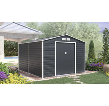 Antracitový kovový záhradný domček so sedlovou strechou a bielymi okrajmi v záhrade s trávnikom a kvetmi.