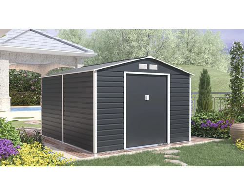 Antracitový kovový záhradný domček so sedlovou strechou a bielymi okrajmi v záhrade s trávnikom a kvetmi.