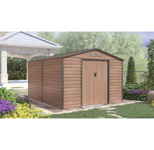 Kovový záhradný domček s dekorom dreva, sedlovou strechou a dvojkrídlovými dverami vo svetlej záhrade vedľa kamenného altánku.