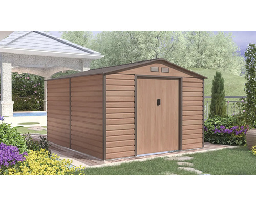 Kovový záhradný domček s dekorom dreva, sedlovou strechou a dvojkrídlovými dverami vo svetlej záhrade vedľa kamenného altánku.