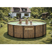 Nadzemný okrúhly bazén v dekore dreva s Marimex Logo na svetlom trávniku v záhrade. Trojčlenná rodina sa kúpe v čistej vode.