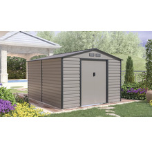 Veľký kovový záhradný domček s dvojkrídlovými dverami a sedlovou strechou v upravenej, svetlej záhrade s altánkom.