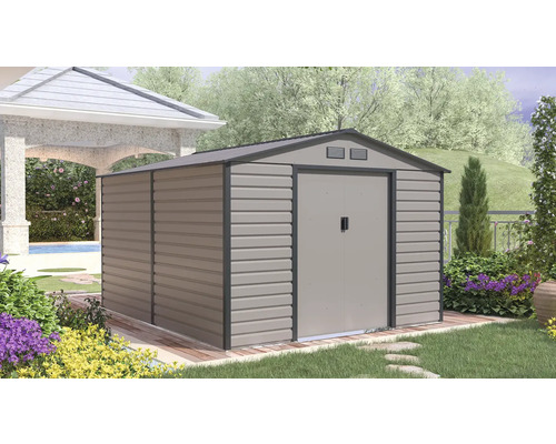 Veľký kovový záhradný domček s dvojkrídlovými dverami a sedlovou strechou v upravenej, svetlej záhrade s altánkom.