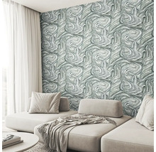 Svetlá, moderne zariadená obývacia izba s tapetou s abstraktným vzorom, modulárnou pohovkou s vankúšmi a dekou a dlhými závesmi.