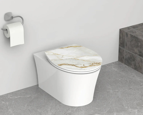WC sedadlo s dekorom bieleho mramoru a zlatými žilkami na bielom závesnom WC. Moderná svetlá kúpeľňa so sivou kamennou podlahou.