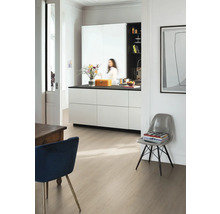 Moderná svetlá izba s laminátovou podlahou v svetlom dekore dreva, bielym kuchynským ostrovčekom s čiernou pracovnou doskou a dizajnovými stoličkami.