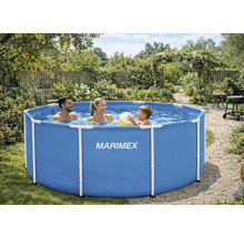 Okrúhly bazén Marimex s konštrukciou v záhrade s rodinou hrajúcou sa vo vode. Jasné a slnečné.