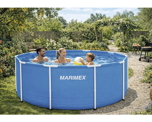 Okrúhly bazén Marimex s konštrukciou v záhrade s rodinou hrajúcou sa vo vode. Jasné a slnečné.