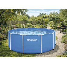 Kruhový modrý nadzemný bazén Marimex v presvetlenej záhrade s kvetmi, stromami, štrkovým chodníkom a grilom. Marimex Logo na stene bazéna.