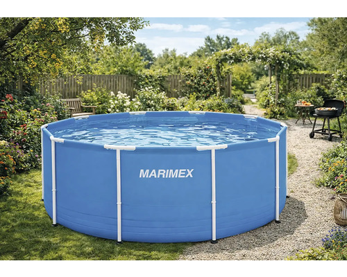 Kruhový modrý nadzemný bazén Marimex v presvetlenej záhrade s kvetmi, stromami, štrkovým chodníkom a grilom. Marimex Logo na stene bazéna.