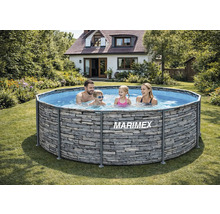 Okrúhly nadzemný bazén Marimex s konštrukciou a motívom kameňa v záhrade s rodinou vo vode.