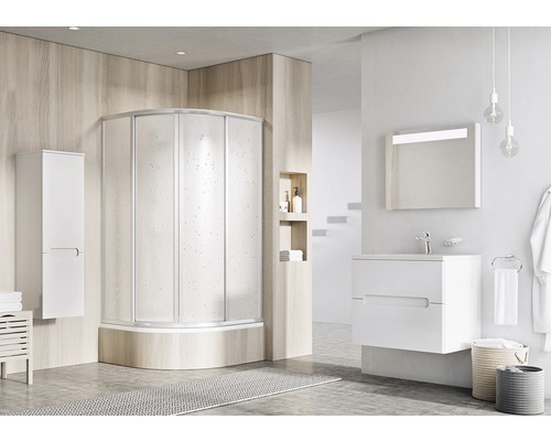 Moderná kúpeľňa so sprchovacím kútom, umývadlom a zrkadlovou skrinkou