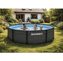 Okrúhly nadzemný bazén Marimex v ratanovom vzhľade s kovovým rámom v záhrade. Tri osoby sa nachádzajú vo vode.