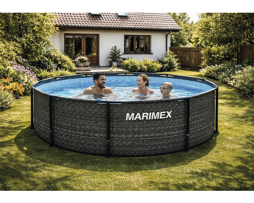 Okrúhly nadzemný bazén Marimex v ratanovom vzhľade s kovovým rámom v záhrade. Tri osoby sa nachádzajú vo vode.