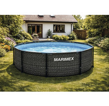 Okrúhly nadzemný bazén Marimex s konštrukciou a sivým ratanovým dekorom v záhrade na trávniku.