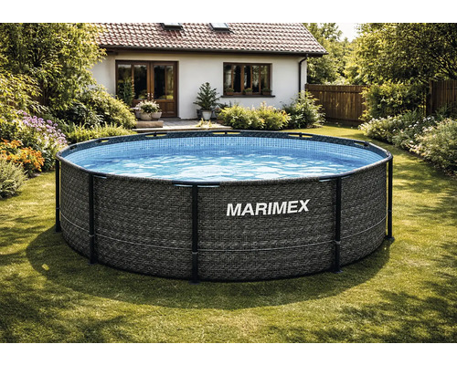 Okrúhly nadzemný bazén Marimex s konštrukciou a sivým ratanovým dekorom v záhrade na trávniku.