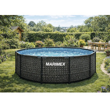 Okrúhly nadzemný bazén Marimex s ratanovým vzorom a vnútornou mozaikou v presvetlenej záhrade s trávnikom, kvetmi a záhradným domčekom.