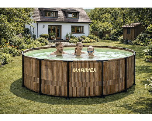 Okrúhly bazén Marimex s konštrukciou a obložením v dekóre dreva v záhrade s rodinou vo vode pred domom.