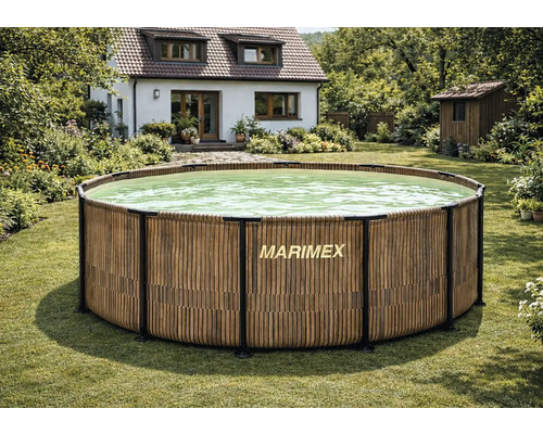 Nadzemný bazén Marimex kruhový s dekórom dreva v záhrade pri rodinnom dome.