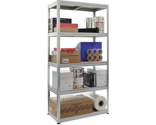 Pozinkovaný kovový regál s vysokou nosnosťou a piatimi drevenými policami, prehľadne usporiadaný s krabicami, plechovkami s farbou a baliacim materiálom.
