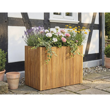 Veľký obdĺžnikový kvetináč z drevených latiek, vysadený levanduľou a pelargóniami, na terase pred hrazdenou fasádou.