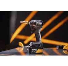 Akumulátorový rázový uťahovák DeWalt Special Edition McLaren s 18 Volt 4 ampérhodinovou batériou a stupňovitým vrtákom.