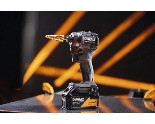 Akumulátorový rázový uťahovák DeWalt Special Edition McLaren s 18 Volt 4 ampérhodinovou batériou a stupňovitým vrtákom.
