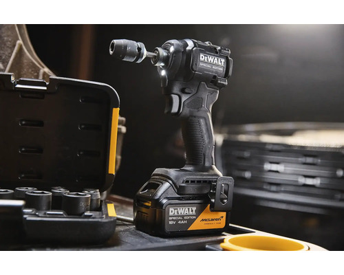 Akumulátorový rázový uťahovák DeWalt Špeciálna edícia McLaren 18 Voltov 4 Ampérhodiny s LED svetlom a kufrom.