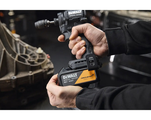 Osoba drží rázový uťahovák DeWalt Special Edition s 18 voltovým 4 ampérhodinovým akumulátorom, DeWalt Logo a McLaren Formula 1 Team Logo.