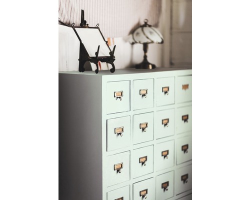 Komoda s niekoľkými zásuvkami a popisovacími poľami