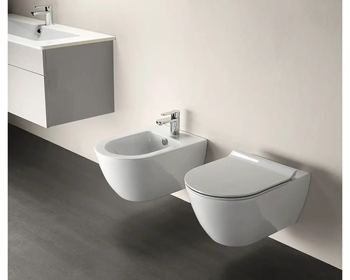 Moderná, svetlá kúpeľňa so závesným WC, keramickým bidetom s batériou a sivou umývadlovou skrinkou.