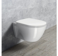 Závesné keramické WC s uzatvoreným sedadlom v kúpeľni so stenou s dekórom betónu a podlahou s dekórom dreva.