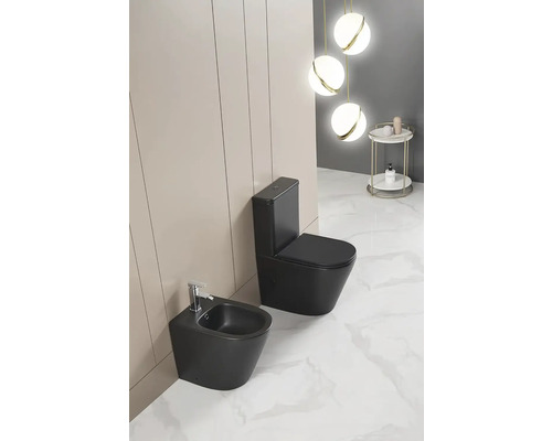 Moderná kúpeľňa s čiernou stojacou toaletou, bidetom, mramorovou podlahou a dekoratívnymi závesnými svietidlami.