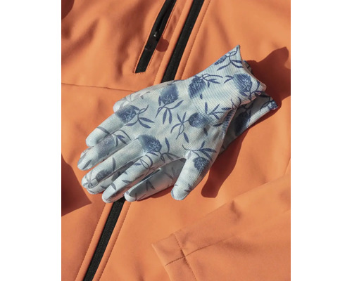 Záhradné rukavice s kvetinovým vzorom na outdoorovej bunde so zipsom.