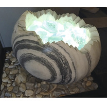 Dekoratívna lampa v tvare rozbitého vajíčka z mramorovaného kameňa, plnená svietiacimi sklenenými kameňmi na okruhliakoch.