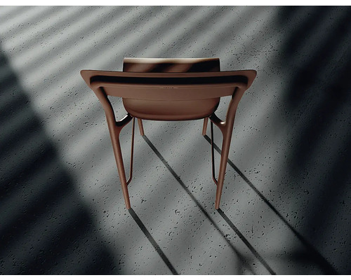 Moderná hnedá plastová stolička s opierkami v pohľade zozadu.