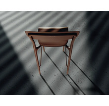 Moderná hnedá plastová stolička s opierkami v pohľade zozadu.