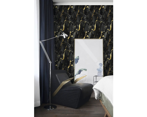 Fototapeta v čiernej farbe so zlatým mramorovým vzorom v moderne zariadenej izbe s čiernym kreslom a striebornou stojacou lampou.