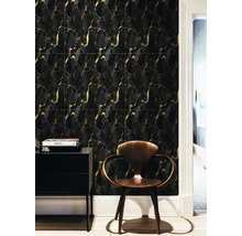 Vliesová tapeta s čierno-zlatým mramorovým efektom v modernej izbe s tmavou komodou a drevenou stoličkou.