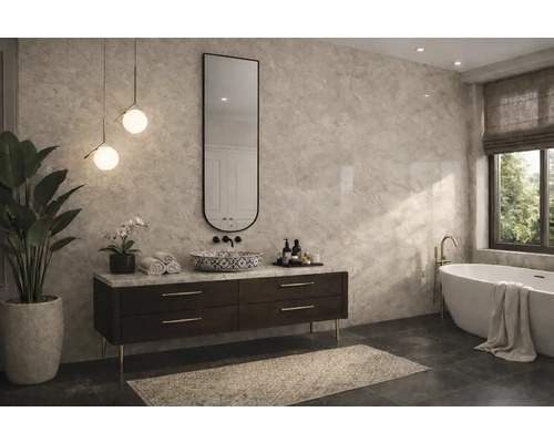 Moderná kúpeľňa s obkladom s mramorovým vzhľadom, tmavou skrinkou pod umývadlo, vzorovaným umývadlom, vysokým oválnym zrkadlom a voľne stojacou vaňou.