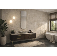 Moderná kúpeľňa s nástennými obkladmi v mramorovom vzhľade, tmavou skrinkou pod umývadlo, oválnym zrkadlom a voľne stojacou vaňou.