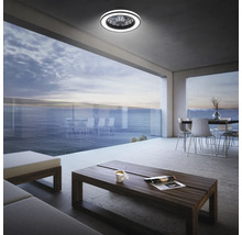 Moderne zariadená terasa s výhľadom na more a okrúhlym stropným LED svietidlom s integrovaným ventilátorom.