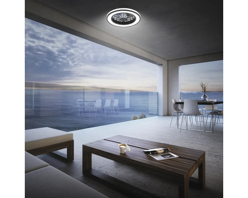 Moderne zariadená terasa s výhľadom na more a okrúhlym stropným LED svietidlom s integrovaným ventilátorom.