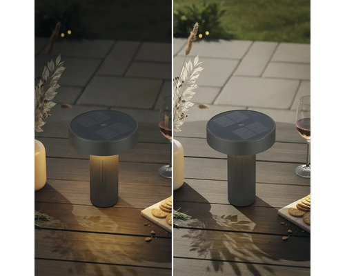 Solárna stolná lampa pre vonkajšie použitie na záhradnom stole, zobrazenie v osvetlenom a neosvetlenom stave.