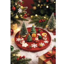 Sviatočná vianočná dekorácia na podnose s miniatúrnymi figúrkami ako Santa Claus, snehuliak a vianočné stromčeky v zasneženej krajine.