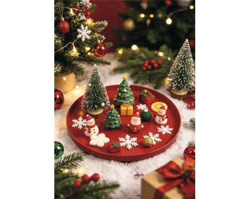 Sviatočná vianočná dekorácia na podnose s miniatúrnymi figúrkami ako Santa Claus, snehuliak a vianočné stromčeky v zasneženej krajine.