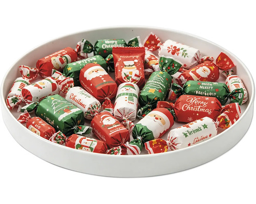 Misa naplnená vianočnými sladkosťami vo sviatočných obaloch s motívmi ako Santa Claus, snehuliak a vianočný stromček.